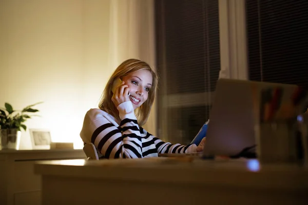 Mulher com laptop e smartphone, fazendo telefonema . — Fotografia de Stock