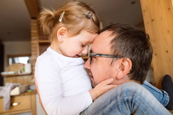 집에서 그의 귀여운 작은 딸과 함께 젊은 아버지. — 스톡 사진