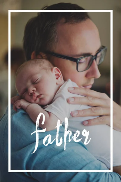 Un giovane padre che tiene in braccio il suo neonato. Giorno di padri . — Foto Stock