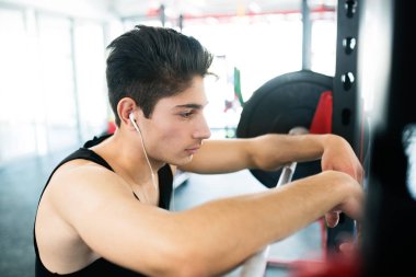 Dinlenme, kulakları kulaklık, Muş dinleme spor salonunda İspanyol adam