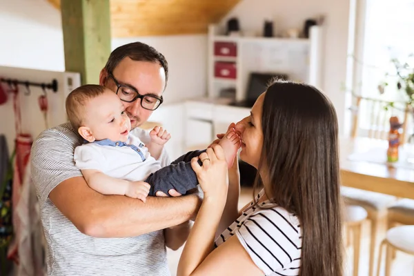 Beaux jeunes parents tenant leur mignon bébé fils — Photo