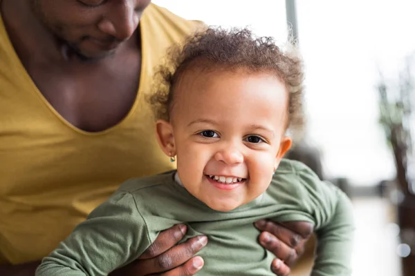 Unrecognizable afro-american father with his little daughter at — Stock Photo, Image