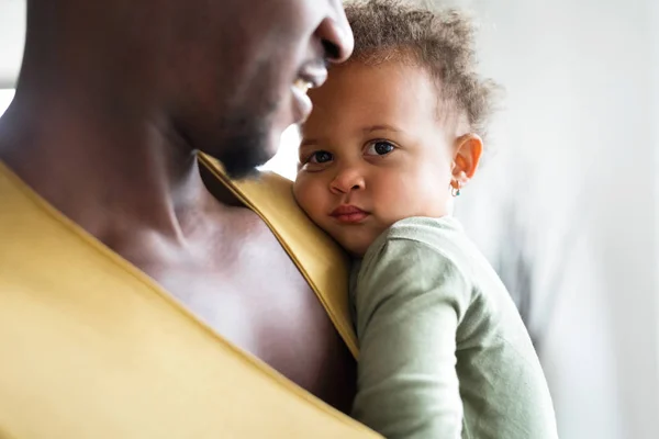 Irreconocible padre afroamericano con su hijita en —  Fotos de Stock