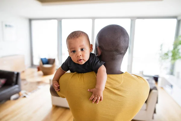 Joven padre afroamericano sosteniendo a su hijo en brazos —  Fotos de Stock