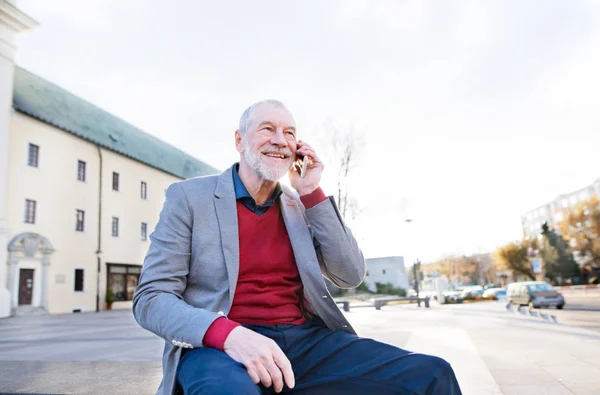 Senior férfi város, szúró telefon, telefon hívás — Stock Fotó