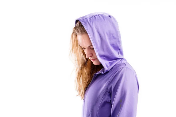 Unga fitness kvinna i lila tröja. Studio skott. — Stockfoto