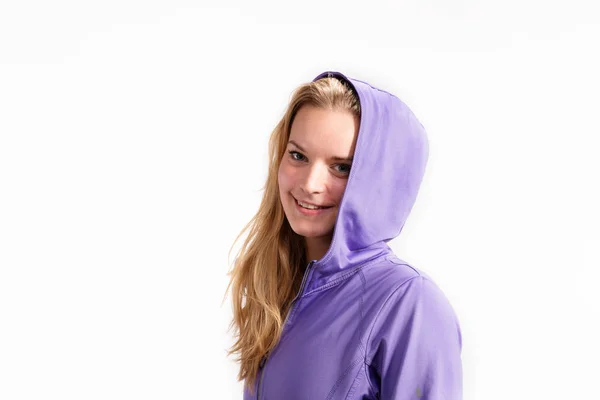 年轻的健身女人在紫色的运动衫。工作室拍摄. — 图库照片