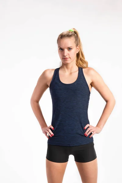 Attraktive junge Fitness-Frau in blauem Tank-Top. Studioaufnahme. — Stockfoto