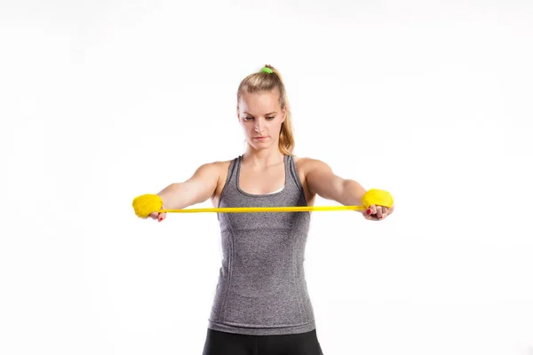Jonge fitness vrouw met elastiekjes. Studio schoot. — Stockfoto