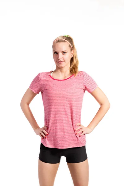 Aantrekkelijke jonge fitness vrouw in rode t-shirt. Studio schoot. — Stockfoto