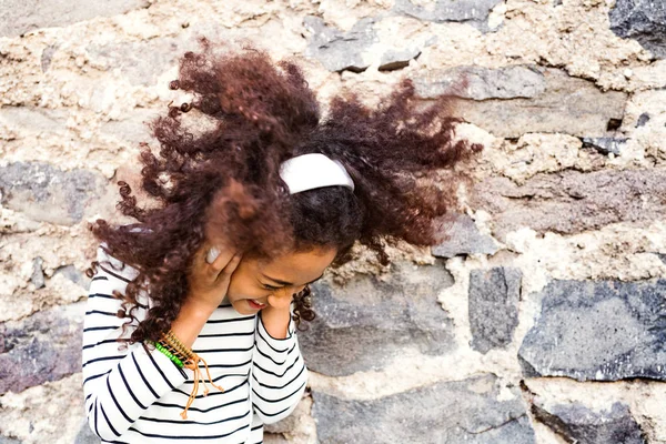 Gadis african Amerika yang cantik dengan headphone, mendengarkan musik . — Stok Foto