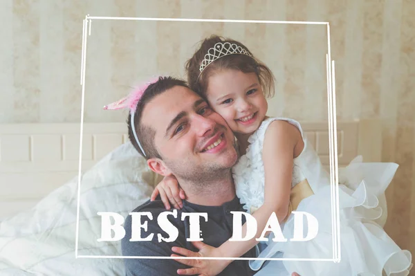 Kleines Mädchen mit Vater, der Kronen trägt. Vatertagskonzept. — Stockfoto