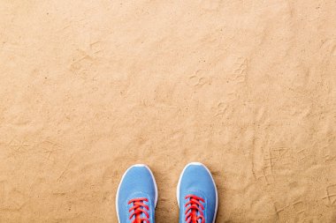 Mavi spor ayakkabı kum plaj, stüdyo çekim seks