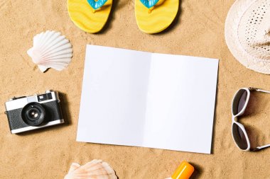 Yaz tatil kompozisyon. Flip flop, şapka ve diğer şeyler