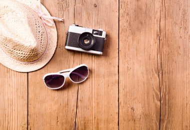 Yaz tatil kompozisyon. Güneş gözlüğü, kamera, şapka. Stüdyo sho