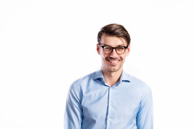 Mavi gömlekli yakışıklı genç adam. Stüdyo çekim, izole.