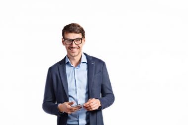 Akıllı telefon yakışıklı genç adam. Stüdyo çekim, izole.