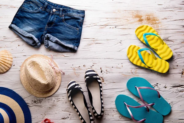 Composición vacaciones de verano. Pantalones cortos de mezclilla, sombreros y chanclas . —  Fotos de Stock