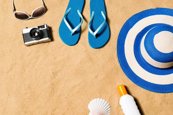 Composición vacaciones de verano. Chanclas, sombreros y otras cosas —  Fotos de Stock