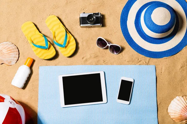 Composición vacaciones de verano. Sandalias, sombrero, tablet y smartphone —  Fotos de Stock