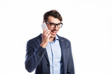 Akıllı telefon yakışıklı genç adam. Stüdyo çekim, izole.