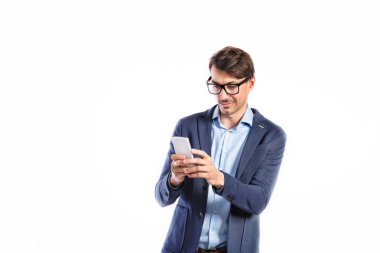 Akıllı telefon yakışıklı genç adam. Stüdyo çekim, izole.