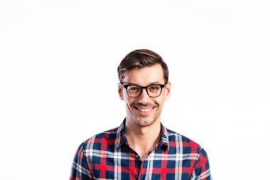 Yakışıklı delikanlı ekose desenli gömlek. Stüdyo çekim, izole.