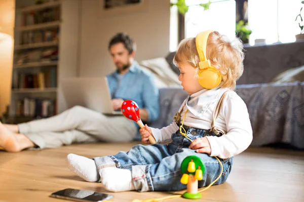 Ayah dan anak dengan smartphone, earphone dan laptop . — Stok Foto
