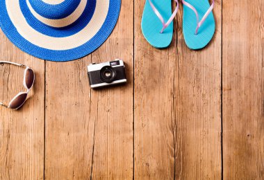 Yaz tatil kompozisyon. Güneş gözlüğü, şapka, kamera flip flop