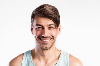 Yakışıklı fitness adam mavi tişört gömlek, stüdyo vurdu.