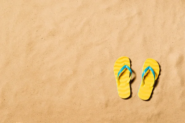 Latar belakang liburan musim panas dengan sepasang sandal flip flop . — Stok Foto