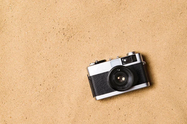 Vintage camera against sandy beach. Studio shot. Copy space. — Stock Photo, Image