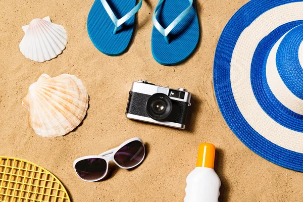 Composición vacaciones de verano. Chanclas, sombreros y otras cosas —  Fotos de Stock