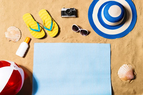 Composición vacaciones de verano. Sandalias, sombrero y pelota de playa . —  Fotos de Stock