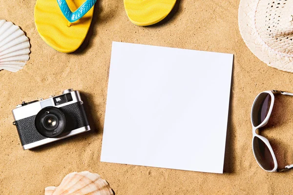 Composición vacaciones de verano. Chanclas, sombreros y otras cosas —  Fotos de Stock