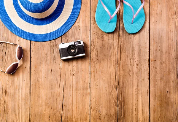 Composición vacaciones de verano. Gafas de sol, cámara, sombrero, chanclas —  Fotos de Stock