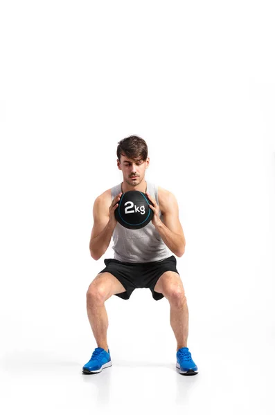 Knappe fitness man met Medicijnbal, studio opname. — Stockfoto