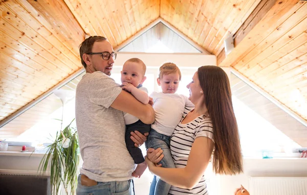 Schöne junge Eltern mit ihren niedlichen kleinen Kindern — Stockfoto