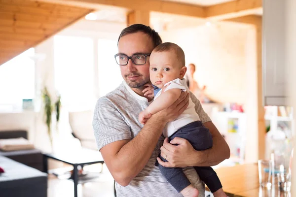 若い父親の腕の中で息子のかわいい赤ちゃんを保持 — ストック写真