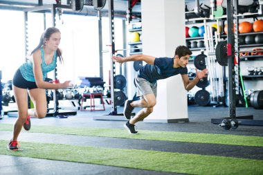Genç çift spor salonunda çalışan hızlı yerleştirmek..