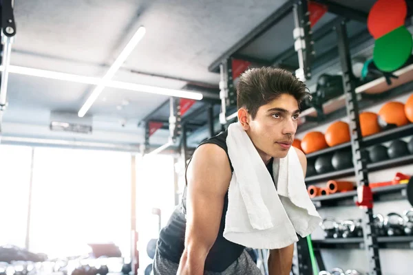 Giovane in forma ispanico uomo in camicia nera senza maniche in palestra — Foto Stock