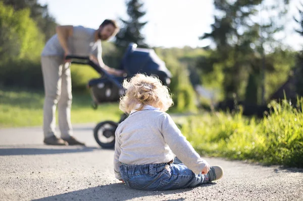 Junger Vater mit seinem Sohn draußen. — Stockfoto