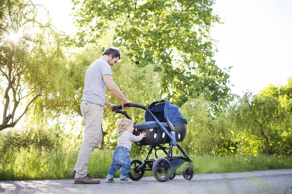 外の散歩に彼の子供と若い父親. — ストック写真