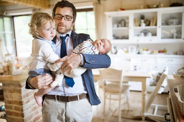 Jovem pai em casa com seus filhos . — Fotografia de Stock