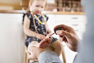 Sevimli küçük kızı evde genç Baba.