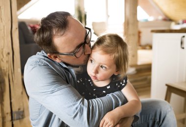 Sevimli küçük kızı evde genç Baba.