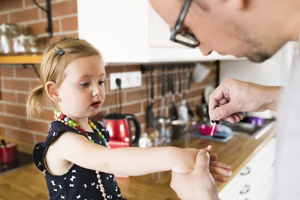 彼はかわいい小さな娘自宅で若い父. — ストック写真