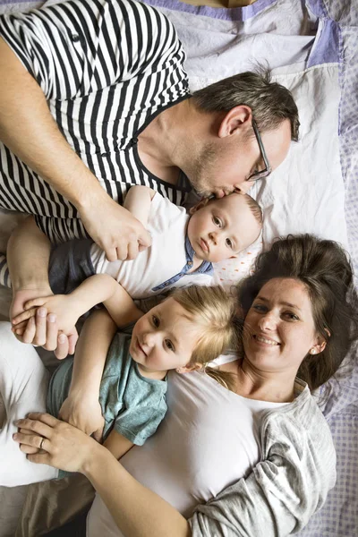 Familie tânără împreună acasă . — Fotografie, imagine de stoc