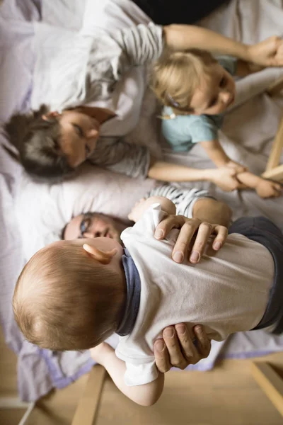 Jovens família juntos em casa . — Fotografia de Stock