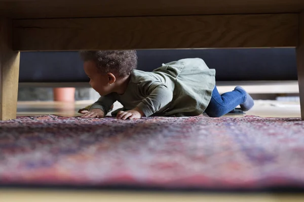 Menina rastejando em casa . — Fotografia de Stock